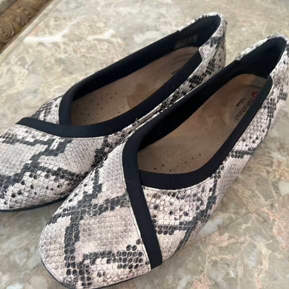 Unstructured by Clarks Washable vinyl  Slip On Snake Skin  Sz 7.5 - Picture 2 of 9